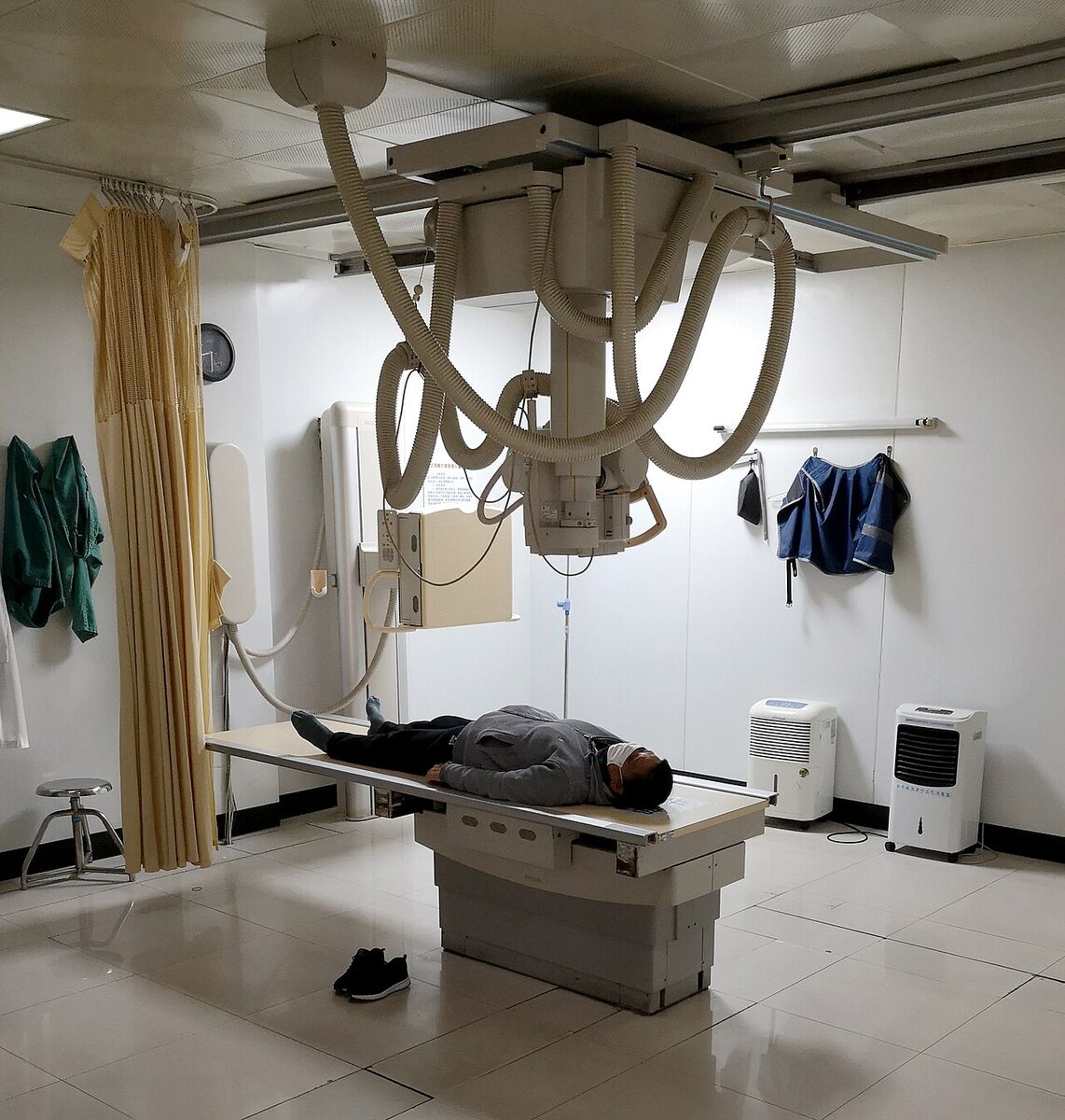 Ceiling-mounted digital radiography room